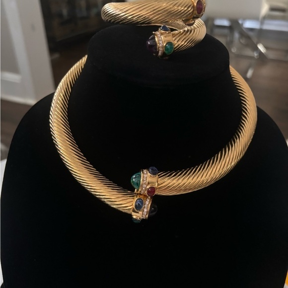 Givenchy Jewel Twist Cable Hinge
Torque Necklace and bracelet set 1980’s - Picture 4 of 15